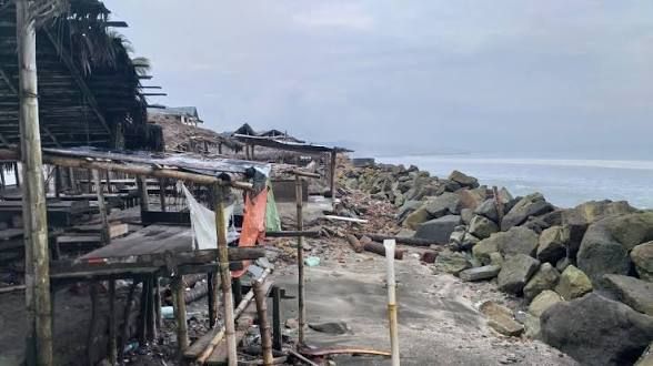 El Niño: El mar arrasa playas del litoral ecuatoriano y deja daños