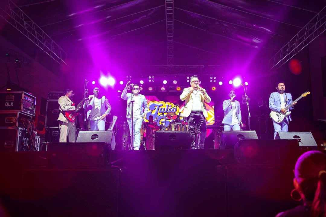 Mariscal Sucre celebró sus 93 años con un vibrante baile público y social