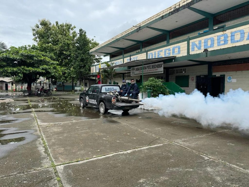 Fumigan escuelas de Naranjito contra dengue con brigadas del municipio y el MSP