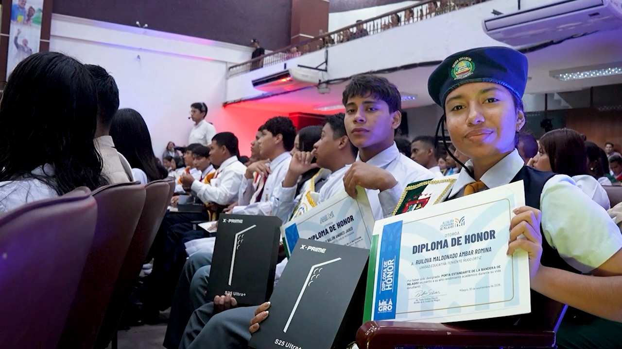 111 abanderados de Milagro reciben tablets y diplomas por excelencia académica