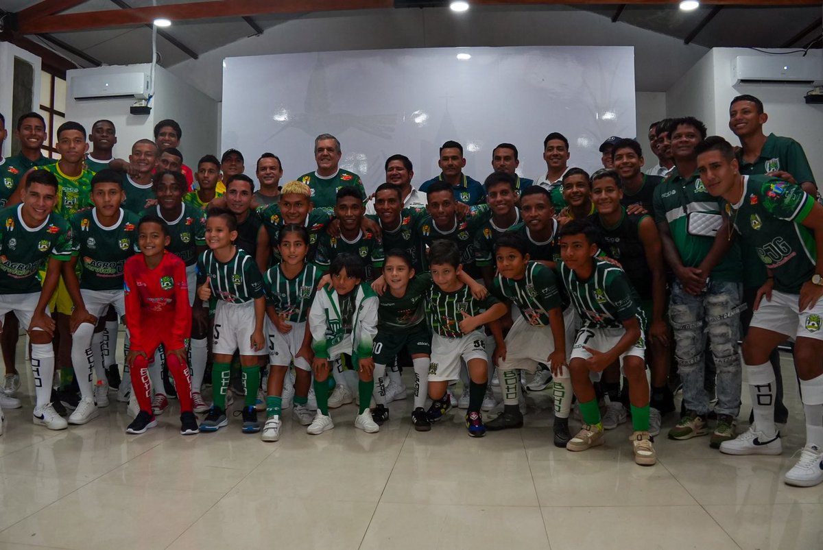 Alcaldía de Milagro recibe indumentaria oficial del equipo de fútbol para el Torneo AsoGuayas 2024