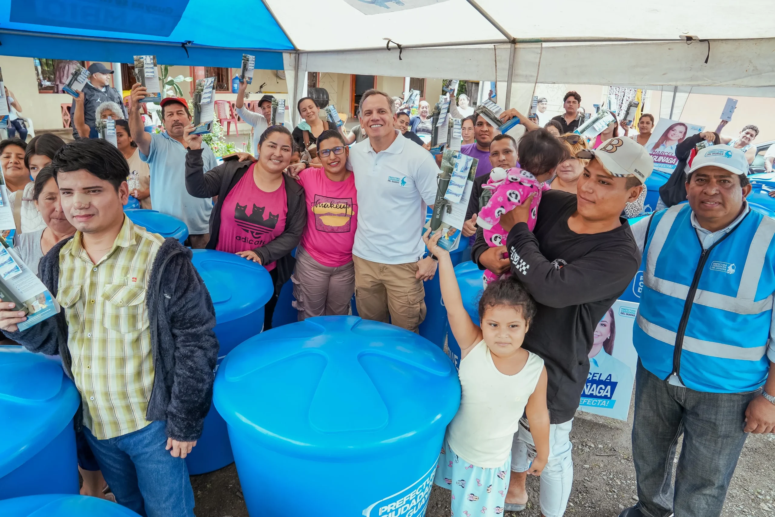 Prefectura del Guayas entrega 44 kits de agua a familias rurales de Milagro